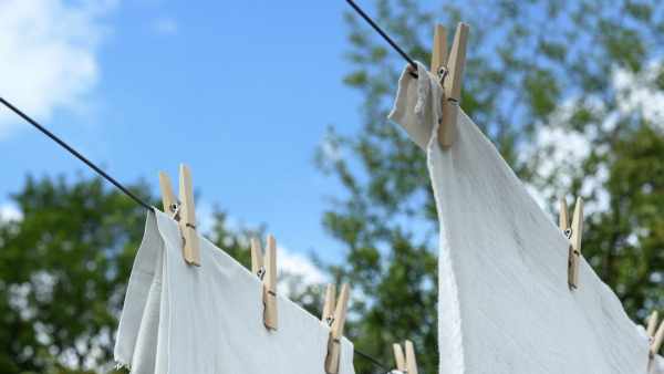 5 Cara Menghilangkan Bau Apek pada Pakaian yang Tak Kering Saat Dijemur